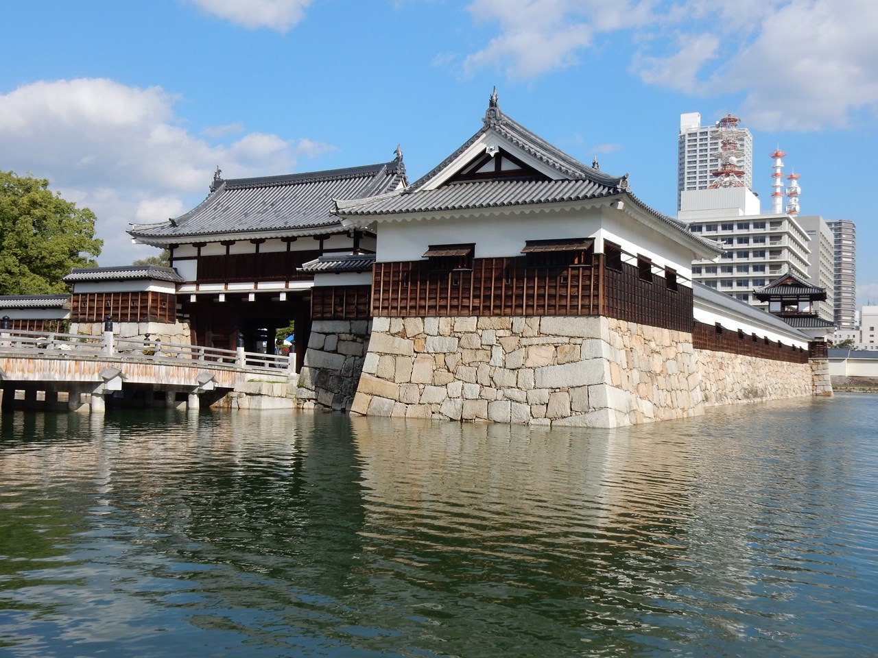 写真：広島城二の丸西側塀控柱補修