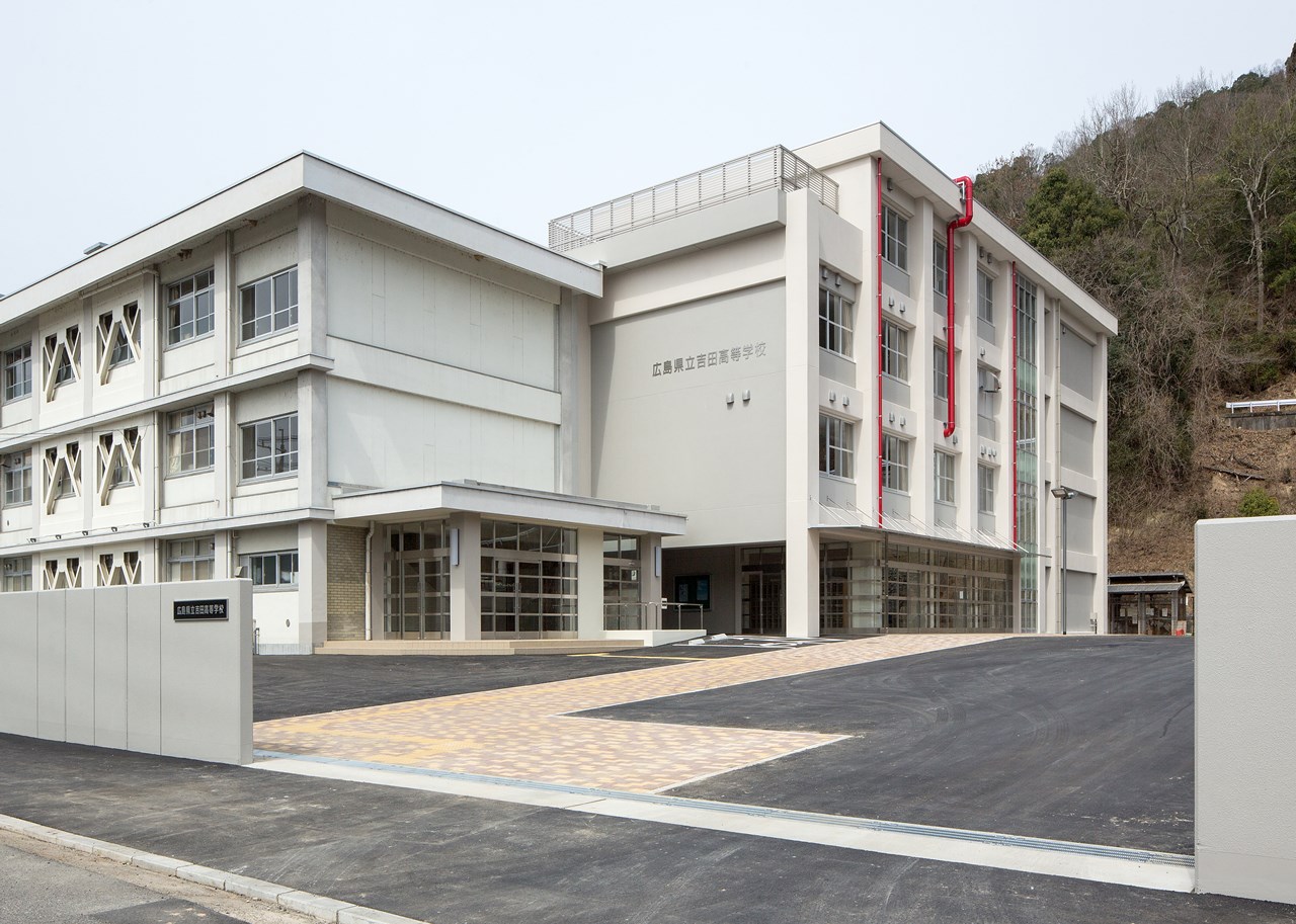 写真：広島県立吉田高等学校校舎（４号棟）