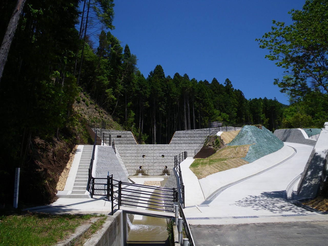 写真：広島西部山系川角２号砂防堰堤