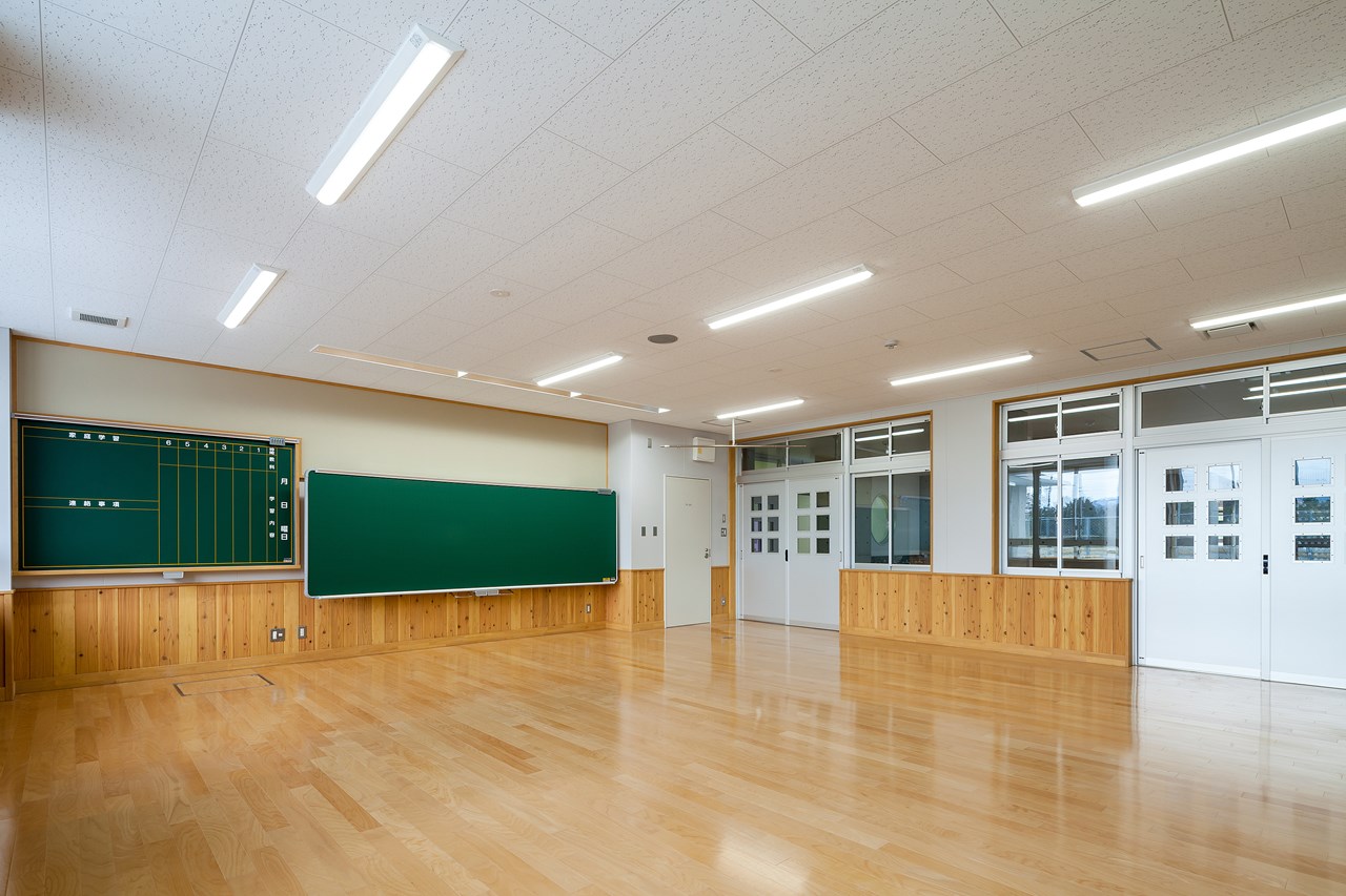 写真：石内北小学校校舎他