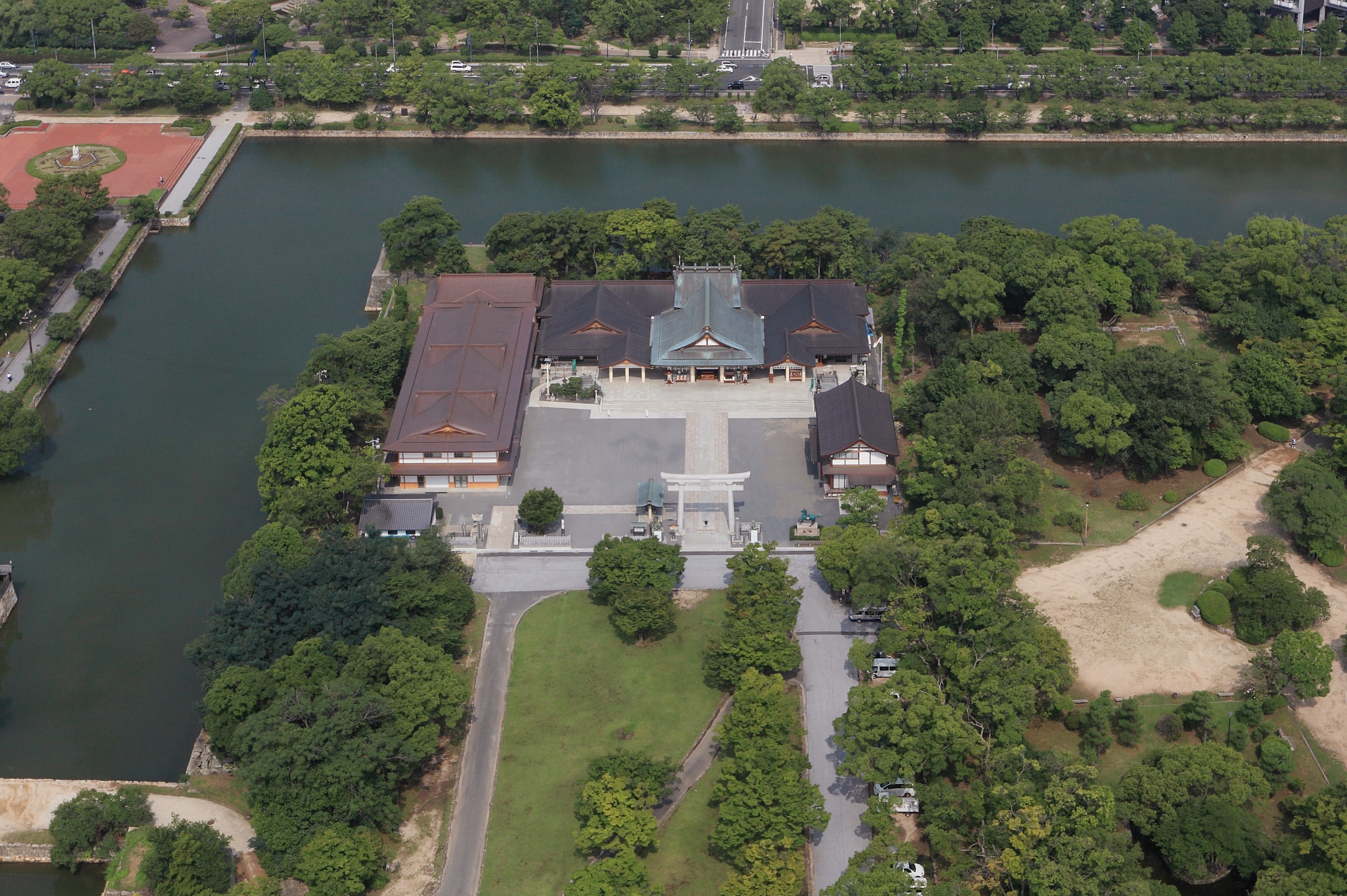 写真：広島護国神社社務所及び直会殿