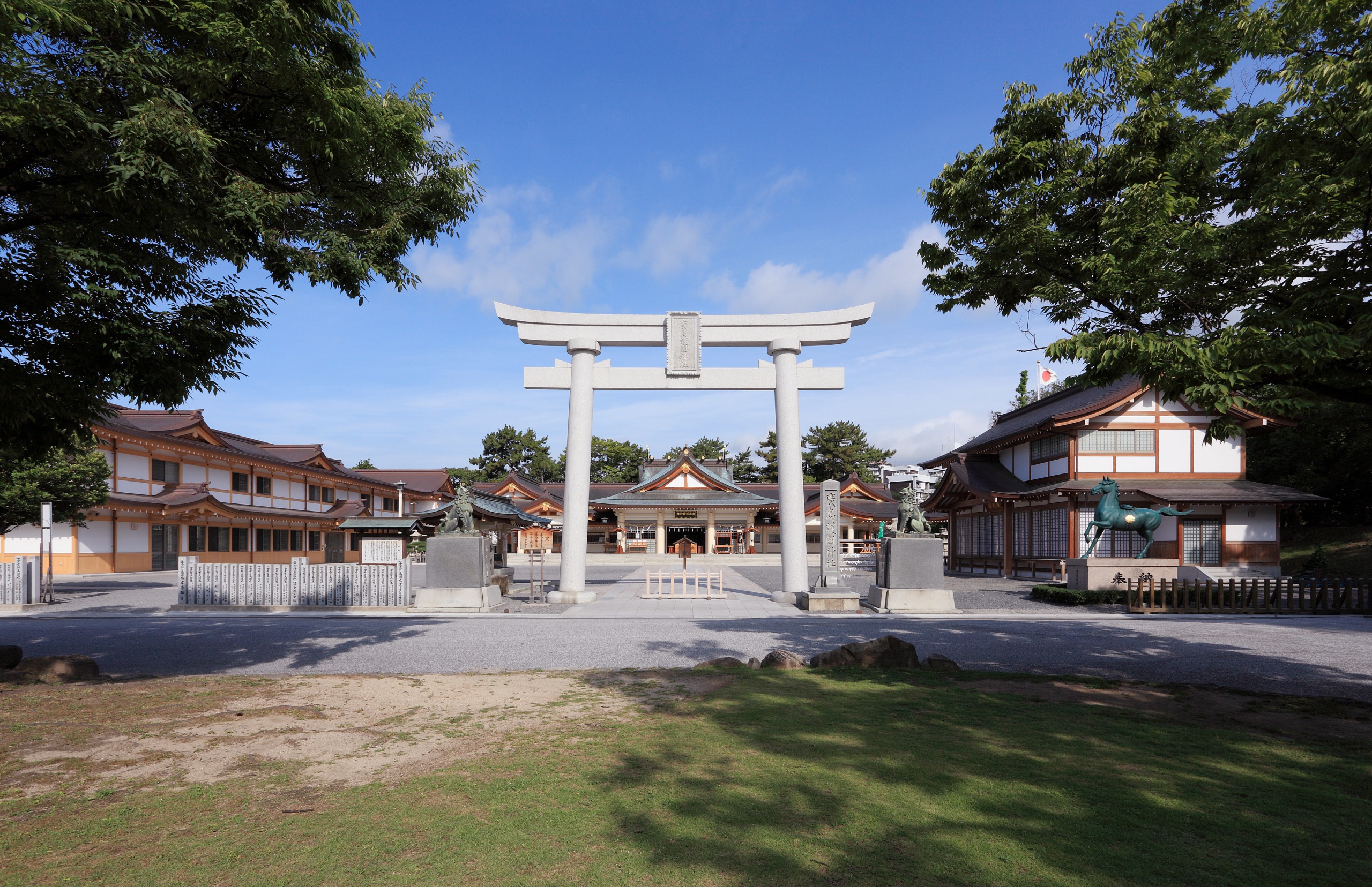 写真：広島護国神社社務所及び直会殿