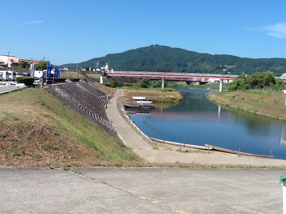 写真：馬洗川左岸鵜飼乗船場ワンドの浚渫泥土処理