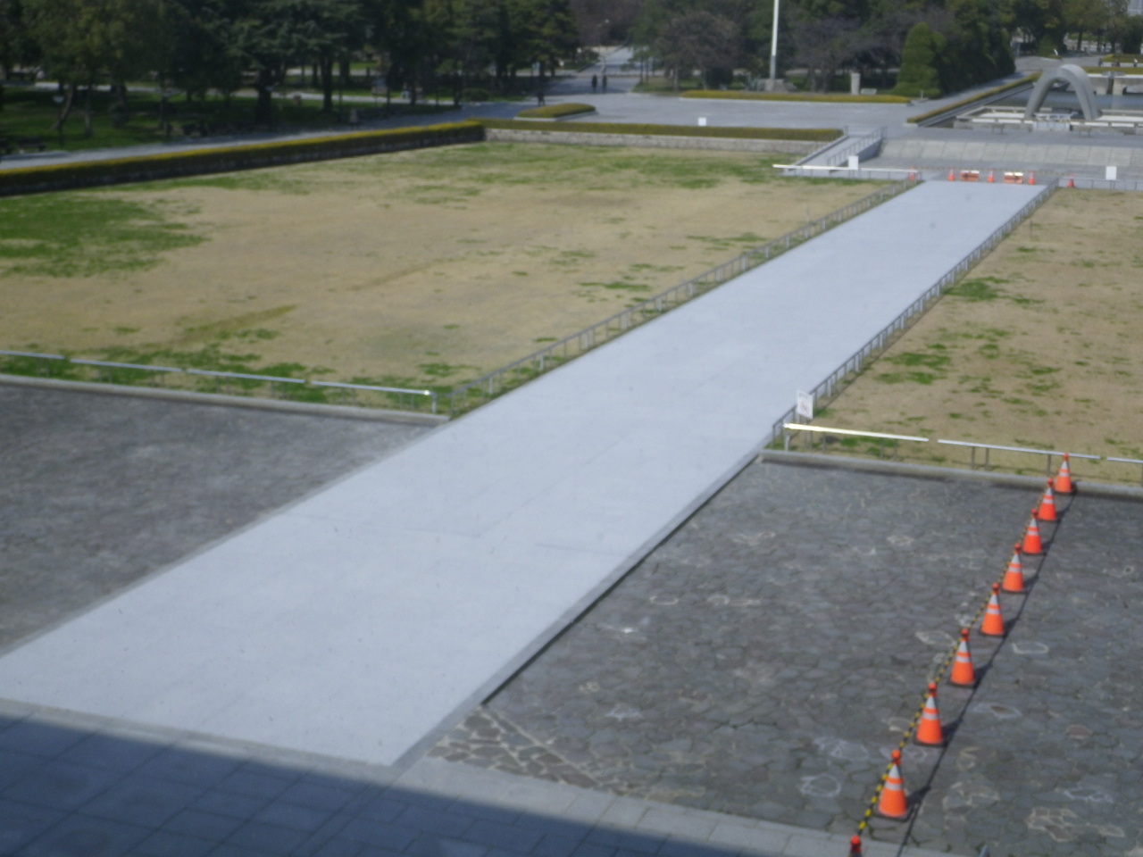 写真：平和記念公園中央参道石張舗装改良工事