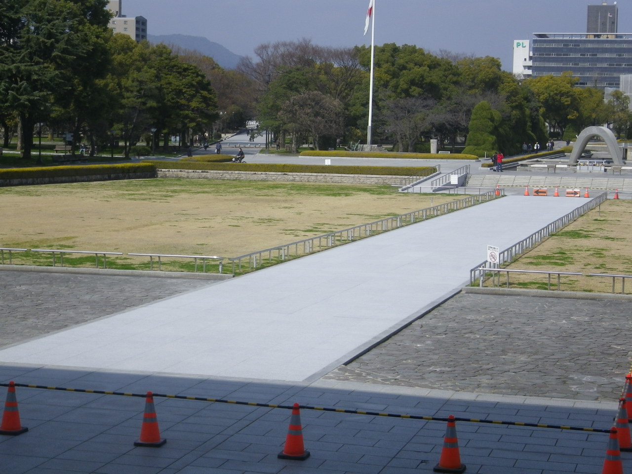 写真：平和記念公園中央参道石張舗装改良工事