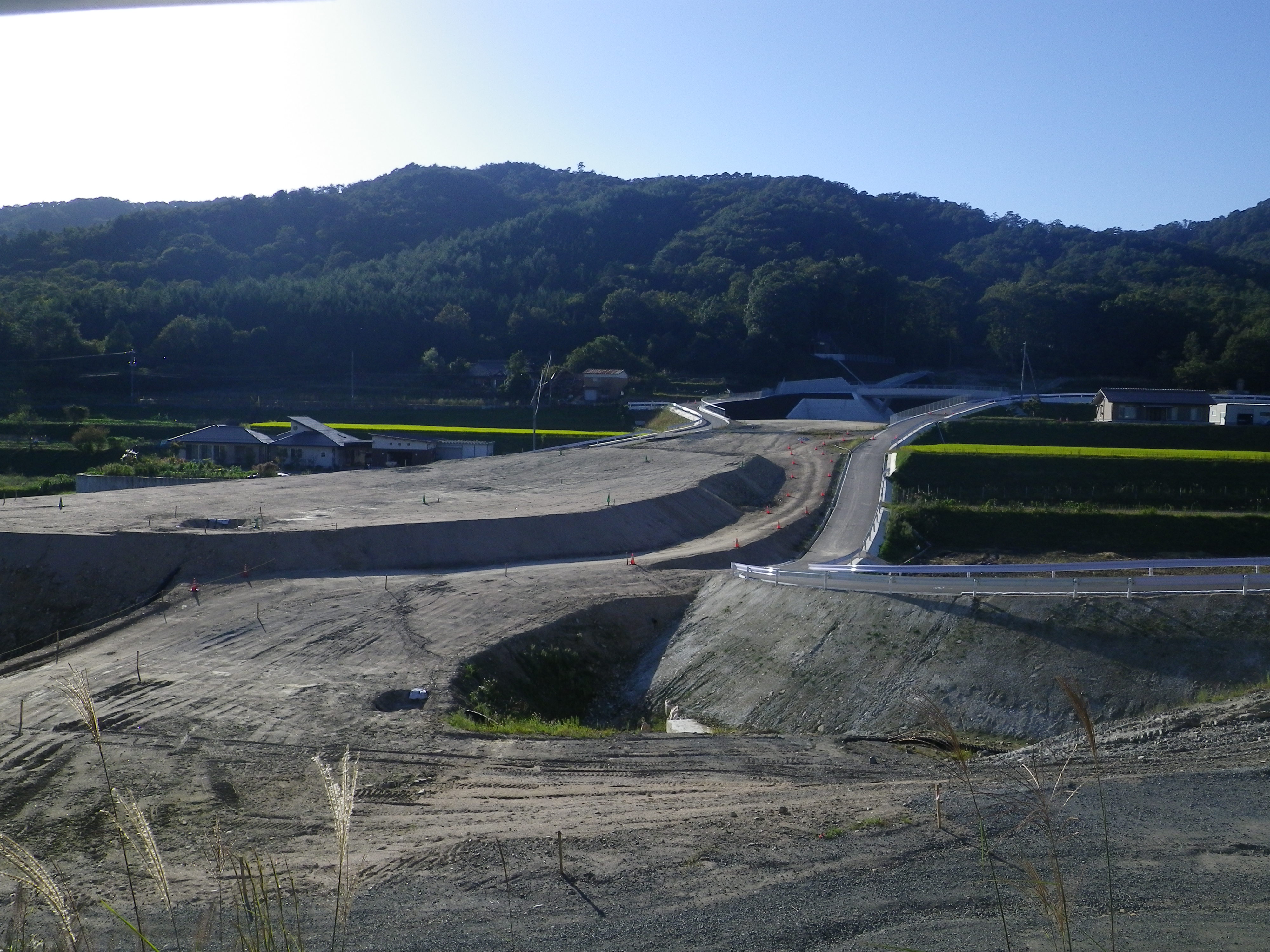 写真：東広島高田道路（主要地方道吉田豊栄線）道路改良工事（その2）①