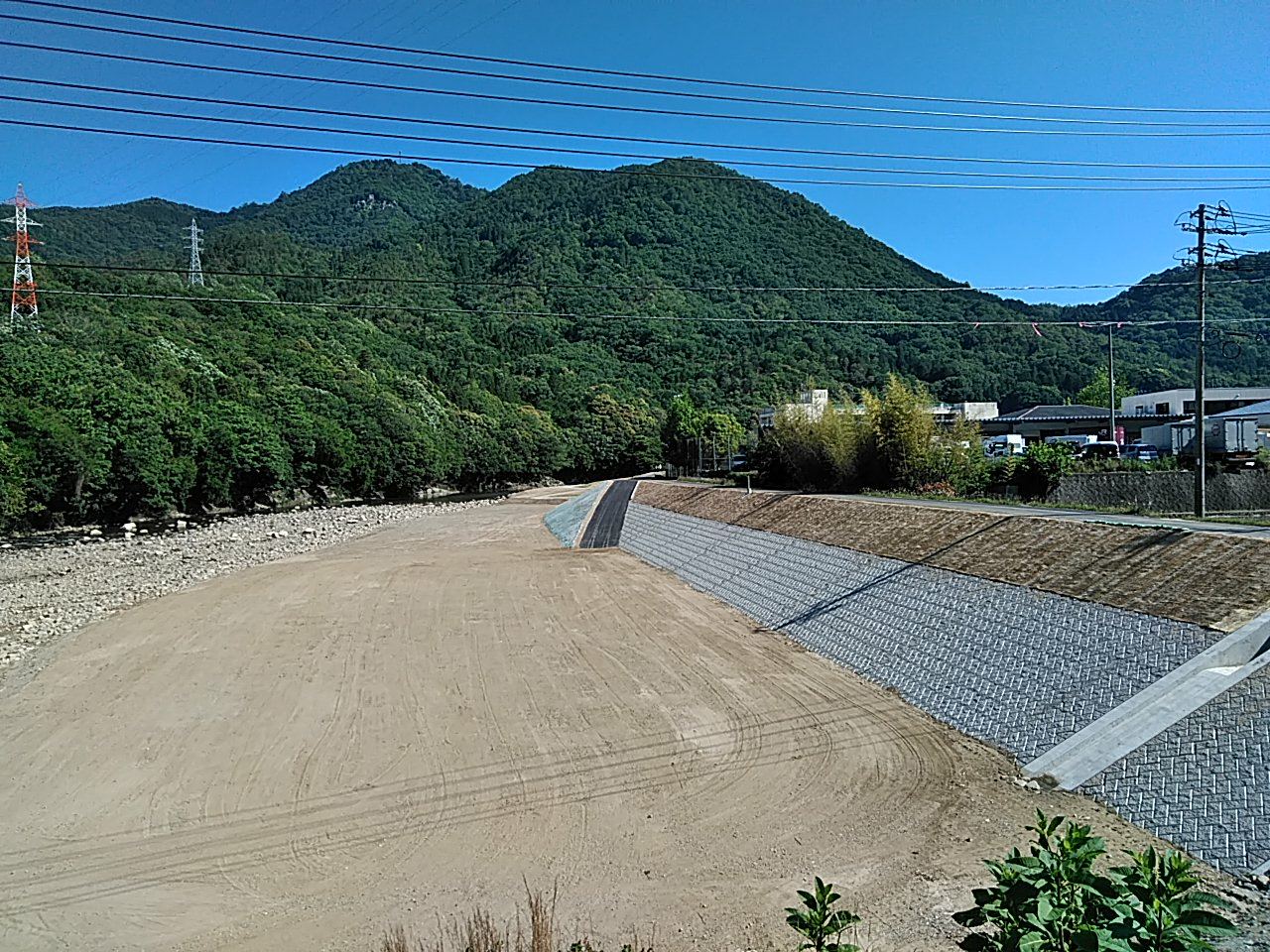 写真：三篠川河道掘削外工事