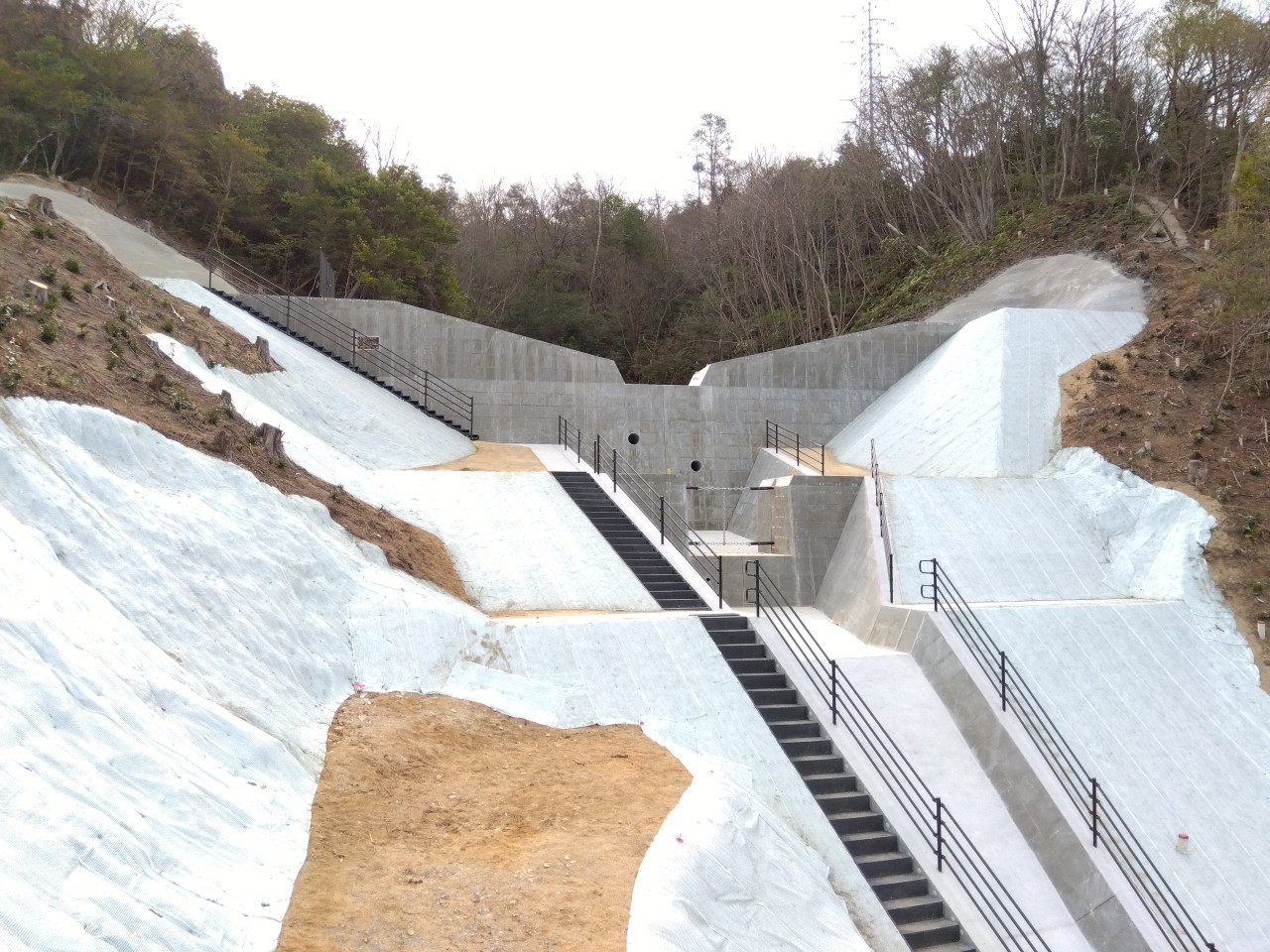 写真：令和３年度広島西部山系五月が丘８号砂防堰堤工事